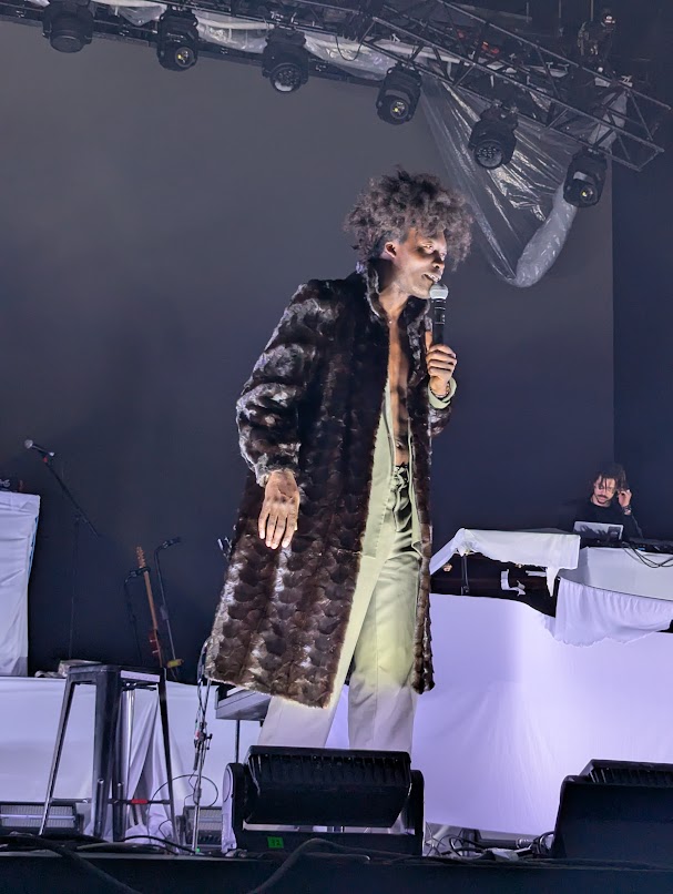 Benjamin Clementine emociona o C6 Fest 2026 com apresentação intensa no Parque Ibirapuera
