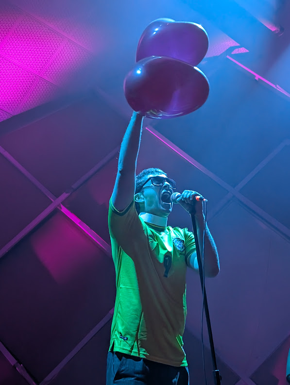 Shame transforma o Cine Joia em um caldeirão pós-punk em São Paulo