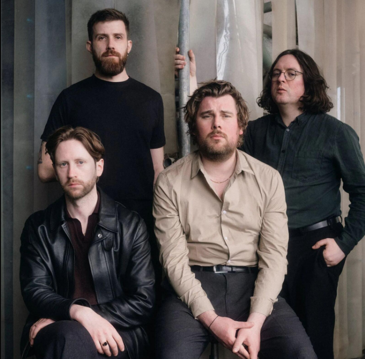 GILLA BAND – Pugnello: O Caos Como Forma de Expressão